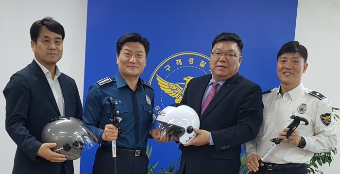 손보협회 서부본부 김양식 본부장( 오른쪽 두번째)이 구례경찰서 이임재 서장(왼쪽 두번째)에게 교통안전물품을 전달하고 있다.