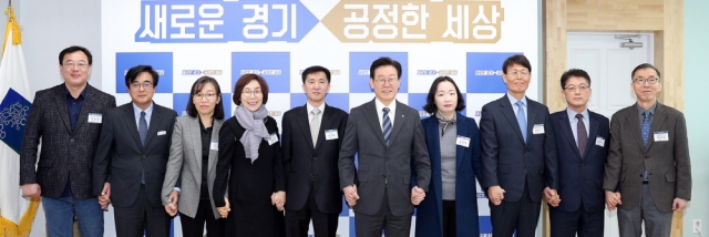 제3기 경기도 옴부즈만 위촉식 개최 기념촬영 모습. (우측5번째) 이재명 경기도지사