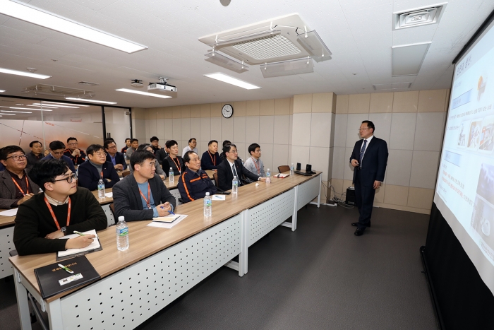 이석주 제주항공 대표이사를 비롯한 임원들이 지난 13일 오후 강서구 항공지원센터에서 열린 ‘안전경영과 안전문화’ 강의를 듣고 있다. 사진=제주항공 제공