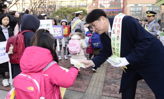 14일 도성훈 인천교육감이 등교하는 학생들과 인사를 나누며 캠페인 활동에 참여하고 있다.