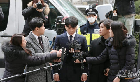 ‘성접대 의혹’ 승리, 경찰 출석···“진실된 답변으로 조사 임하겠다”