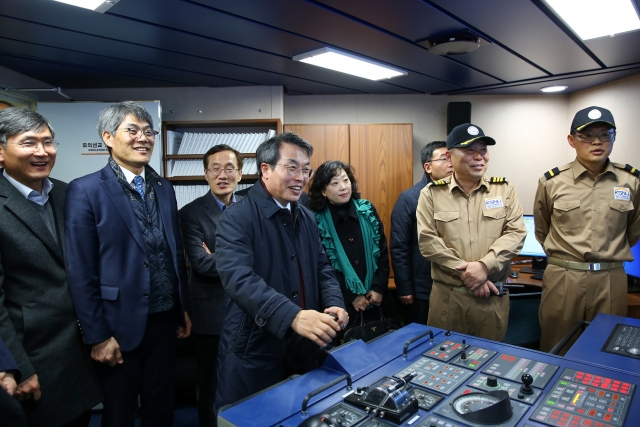 군산대 곽병선 총장, 교무위원들과 새 실습선 새해림호 방문