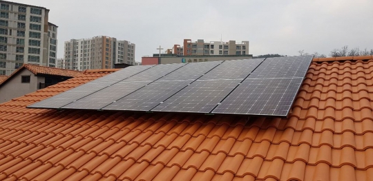 성남시 중원구 여수동 한주택에 3㎾급 태양광 발전 설비가 설치돼 있다