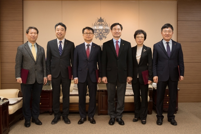 왼쪽부터 오창환 신문방송사주간, 이동헌 국제협력본부장, 이귀재 대외협력부총장, 김동원 총장, 김선희 교학부총장, 신형식 연구부총장