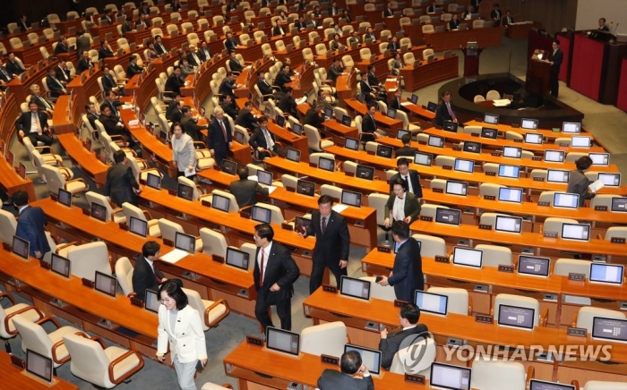 본회의장에서 퇴장하는 자유한국당 의원들. 사진=연합뉴스 제공