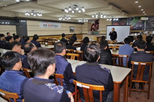 20일 열린 화재대피훈련에서 인천교통공사 이중호 사장이 화재 발생 시 행동요령 매뉴얼 등을 숙지해 달라고 당부하고 있다.