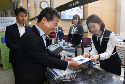 서대석 서구청장, 광주상생카드 업무협약 및 서구 1호 발급