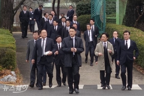 현대차그룹 경영진 150여명 ‘故 정주영 18주기’ 선영 참배(종합)