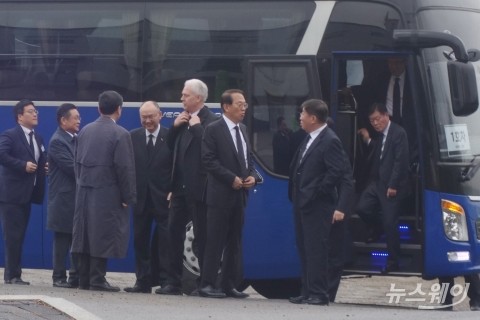 버스타고 ‘故 정주영 명예회장’ 선영 찾은 현대차그룹 경영진