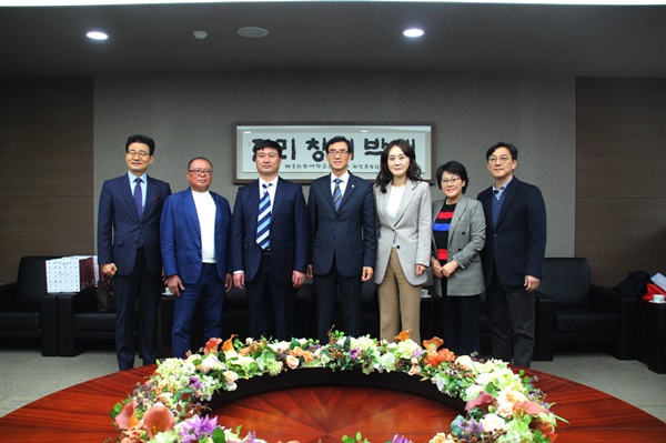 대구과학대학교를 방문한 중국 흑룡강성 임업위생학교 루오지바오 교장(왼쪽에서 3번째)일행이 교내 접결실에서 박준 총장(왼쪽에서 4번째)을 비롯한 보직교수들과 기념촬영을 하고 있다.(사진제공=대구과학대)