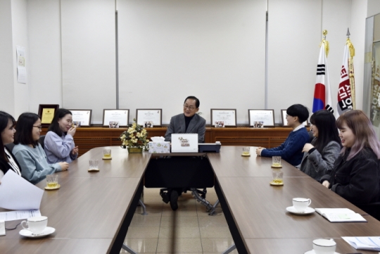 20일 열린 간담회에서 인천재능대 이기우 총장이 신입생들과 대화를 나누고 있다.