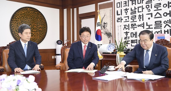 문희상 국회의장과 면담중인 이철우 지사(사진제공=경북도)