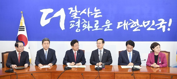 더불어 민주당을 방문하여 홍영표 원내대표 등 당직자들과 면담중인 이철우 지사(사진제공=경북도)