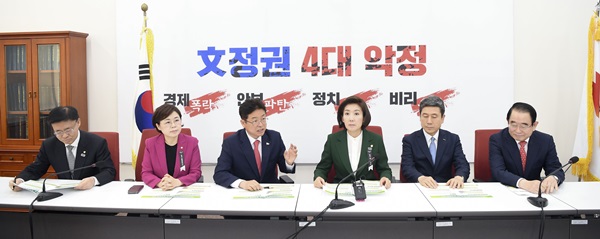 자유한국당을 방문하여 나경원 원내대표 등 당직자들과 면담중인 이철우 지사(사진제공=경북도)