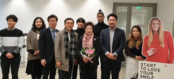 대구보건대 방문단이 15일 독일 뒤셀도르프에 위치한 ‘CA DIGITAL GmbH’ 덴탈 랩 회사를 방문해 전반적인 시스템에 대한 브리핑을 청취하고 추가 채용인력에 협의후 기념사진을 촬영하고 있다.(사진제공=대구보건대)