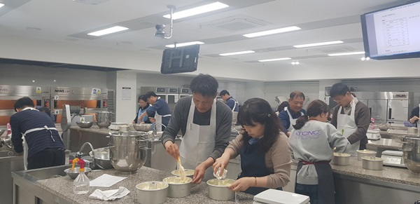 대구과학대, 경북 공무원 대상 홈베이킹 자격증 프로그램 운영 기사의 사진