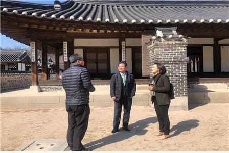 22일 서울시의회 박기재, 오한아 의원이 남산골 한옥마을을 둘러보고 있다.