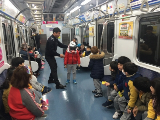 28일 지하철 안전 및 예절체험 교육에 참가한 어린이들이 화재대피마스크 착용을 해보고 있다. 사진=인천교통공사