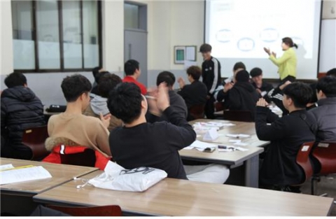 팀 빌딩 활동 중인 한국폴리텍대학 남인천캠퍼스 학생들.