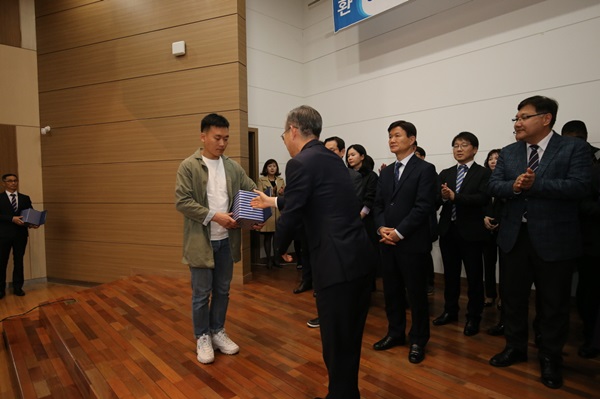 신입생 모집에 기여한 이상윤(28, 컴퓨터정보통신학과 2년)씨가 표창장을 수상하고 있다.(사진제공=영진사이버대)