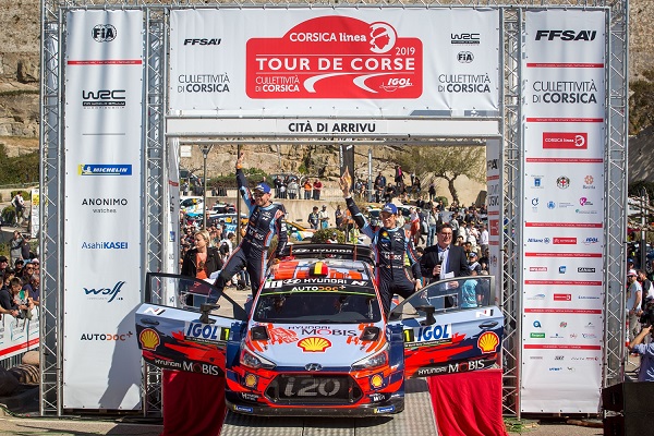 프랑스에서 진행된 '2019 월드랠리챔피언십(2019 WRC)' 시즌 4번째 대회인 코르시카(Corsica) 랠리에서 우승을 차지한 티에리 누빌(Thierry Neuville, 오른쪽)선수와 보조(Co)드라이버 니콜라스 질술(Nicolas Gilsoul, 왼쪽)이 기념촬영을 하고 있다. 사진=현대자동차 제공