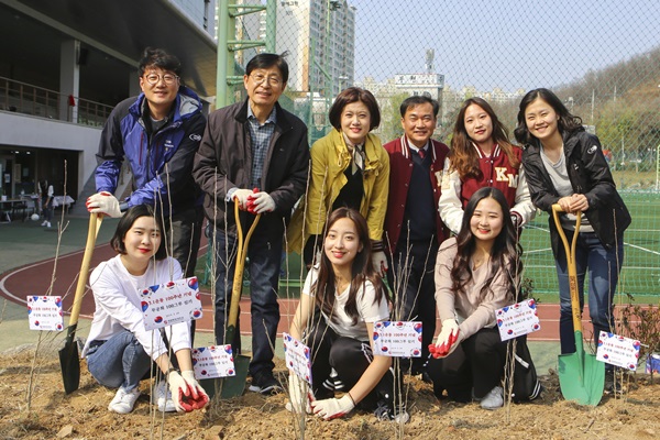 박승호 총장과 교직원, 학생들이 3·1운동 100주년 기념 무궁화를 심고 활짝 웃고 있다.(사진제공=계명문화대)