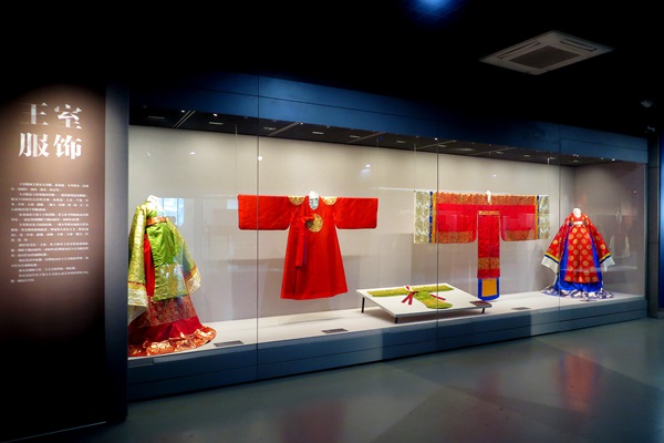 중국국립실크박물관 한국 전통복식 전시 모습(사진제공=국립대구박물관,)