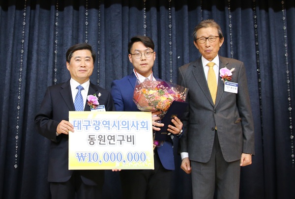 왼쪽부터 대구광역시의사회 이성구 회장, 대구가톨릭대학교병원 흉부외과 조준우 교수, (주)동원약품 현수환 회장(사진제공=대구카톨릭대)