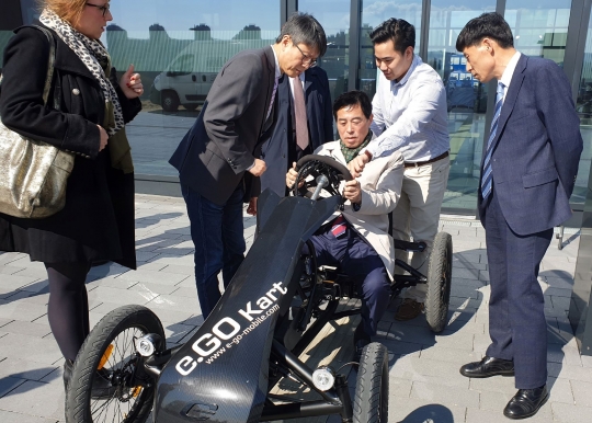 지난 1일 윤화섭 안산시장이 독일 스마트기업 이고를 방문해 전기자전거를 시승하고 있다.