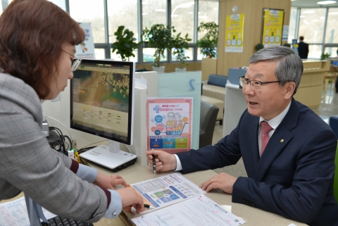 오병관 농협손보 사장, 간편가입 건강보험 신상품 1호 가입
