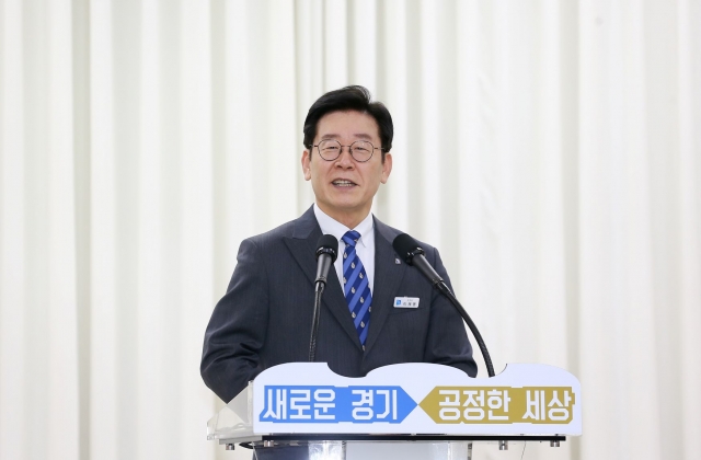 이재명, '경기지역화폐' 홍보 나서···배우 김민교와 수원 남문시장 방문