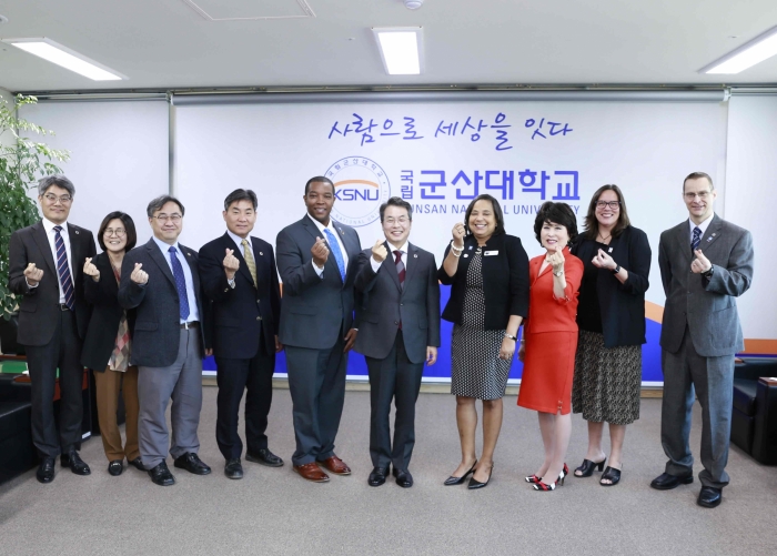 군산대 곽병선 총장, 미국 타코마커뮤니티칼리지 총장 등 접견 기사의 사진