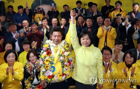 축구장 주민들이 써낸 역전드라마···‘낙선 문자’ 해프닝도