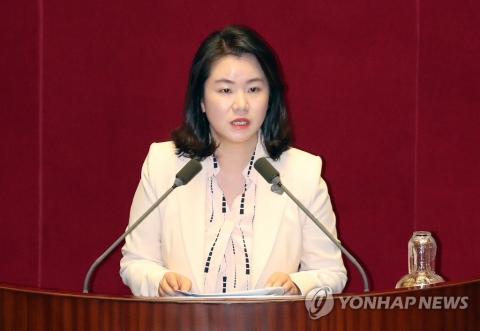 신보라 “아이와 본회의장 출입 허용해달라”···문의장 “어렵다”