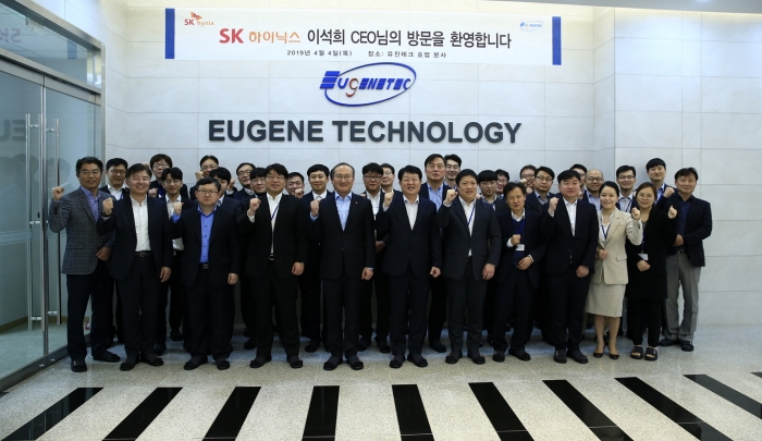 지난 4일 유진테크를 방문한 SK하이닉스 이석희 CEO(맨 앞줄 왼쪽에서 다섯번째)가 임직원들과 함께 기념촬영을 하고 있다. 사진=SK하이닉스 제공