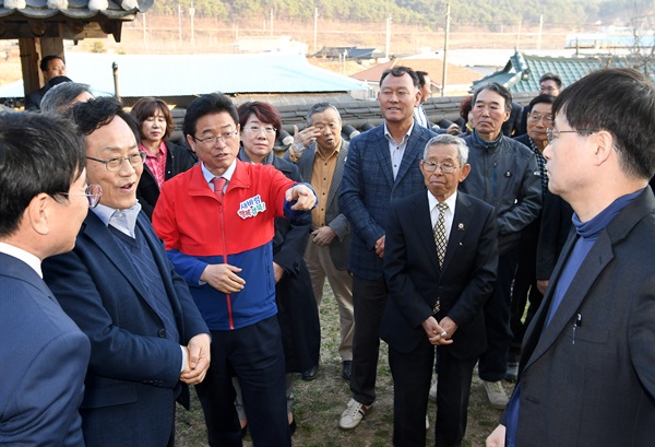 충효당 일원에 조성중인 봉화 베트남타운 조성사업 현장을 방문한 이철우 지사(사진제공=경북도)