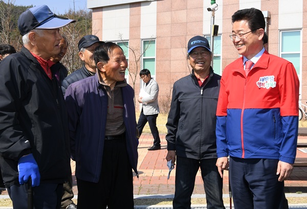 게이트볼장을 방문해 지역주민들과 대화중인 이철우 지사(사진제공=경북도)