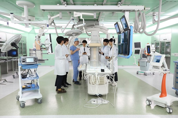 계명대학교 동산병원 하이브리드 수술실은 복합적인 수술을 한 곳에서 이루어질 수 있도록 해 실습을 하고 있다.(사진제공=계명대)