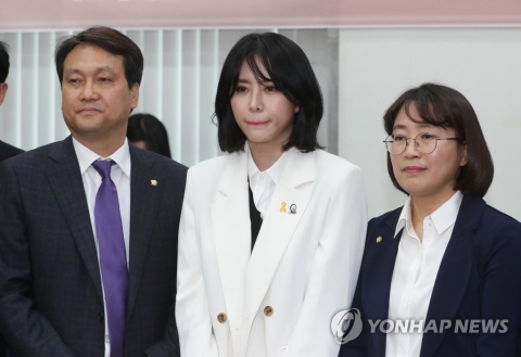 국회 방문한 윤지오···여야 “외롭지 않도록 지키자”