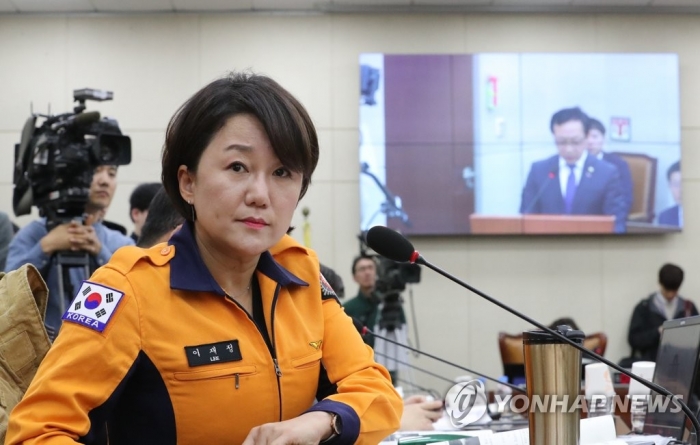 소방관복을 입은 이재정 더불어민주당 의원. 사진=연합뉴스 제공