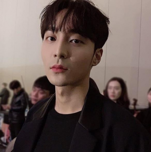 ‘음란물 유포’ 로이킴, 美체류설에 소속사 “한국에 있어···졸업 여부는 확인 중”
