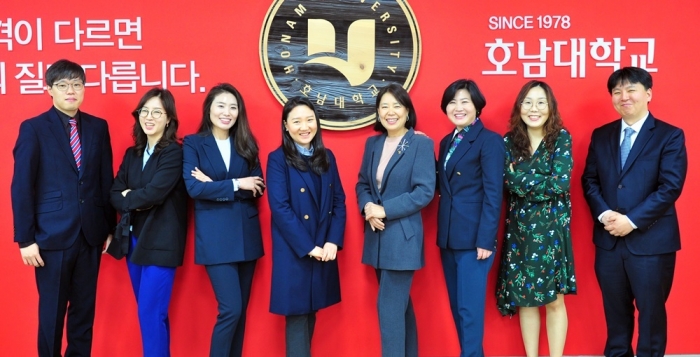 호남대가 4차산업혁명시대를 맞아 다양한 분야에서 올해 초빙한 교수들(사진 왼쪽부터 이준석, 고윤정, 남지연, 김신정, 송기희, 배미경, 임세정, 최선오 교수)