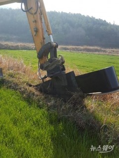 논두렁에 드렁허리 방지막을 삽입하는 공사를 하고 있다. (사진제공=강진군)