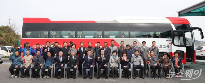 11일 시안군 암태 남강 버스환승 정류장에서 지역주민과 금호고속 관계자가 참석한 가운데 신안 암태~광주·서울 간 금호고속 운행 개시식을 가졌다. (사진제공=신안군)