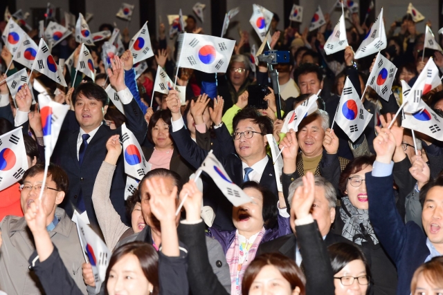 염태영 수원시장이 11일 수원컨벤션센터에서 열린 대한민국 임시정부 수립 100주년 기념식에 참석해 시민들과 만세를 하고 있다.