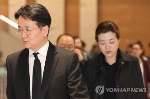 故 조양호 회장 국내 운구···조원태 “마음 무겁다”