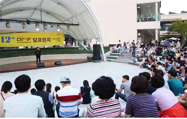 지난해 대구삼성창조캠퍼스 야외 무대에서 ‘딤프린지’에 참여한 공연팀이 무대를 선보이고 있다.(사진제공=DIMF)