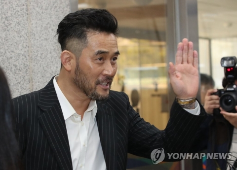 최민수, ‘보복운전 혐의’ 첫 재판서 부인···“절대 사실과 다르다”