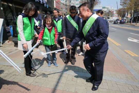 인천도시공사 직원들이 남동구 장수천에서 인천대공원에 이르는 산책로 환경미화 활동에 참여하고 있다.
