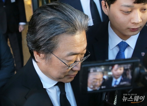 조정호, ‘큰형’ 故조양호 회장 90분간 조문···쏟아지는 질문엔 ‘침묵’